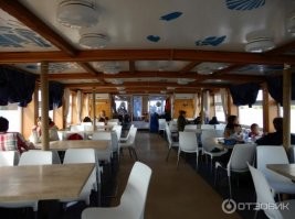 К тому, что вы себе вбили в голову проект Р-51 и всё время спрашиваете о каютах, гальюнах и т.п. Я показал вам ряд маленьких речных круизных теплохода. Среди которых участник аварии - маленький круизный теплоход "Москва-208" проект Р-51Э.

Этимологию слова "круиз" вы с turyst выяснили и теперь вы знаете, что круиз - это некое экскурсионное путешествие, необязательно длящееся несколько дней. Круиз может быть и однодневным. Для чего и служит данный теплоход. 

И вот ещё картинки кают-кампании, теперь уже конкретно внутреннего  интерьера этого теплохода "Москва-208" Проект Р-51Э: