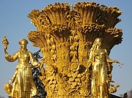 Придурки. Эта конопля годится только на канаты и лечение запора.
Не тот сорт и не тот климат,  гашиш не получится.

Фонтан «Дружба народов», ВДНХ, Москва.
В центре снопа   листья конопли.