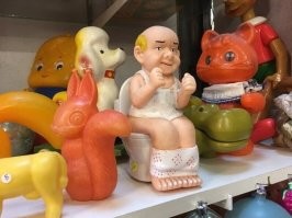 1. Вот какому ребёнку захочется лысого какающего мужика купить?

Какая-то странная одежда у мужика...