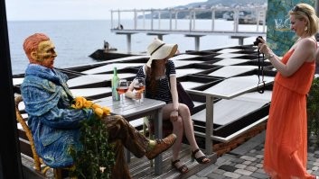 Массандровский пляж постоянно сидит с бокалом  =)