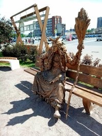 А у нас в Питере вот такую очаровательную бабулечку на скамеечку посадили