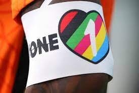 Странно девушкам чего то ждать от футболистов с такими повязками.