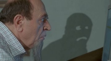 Собака попыталась напасть на свою тень