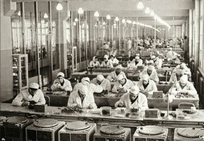 "выдали красивую белоснежную рабочую одежду, причём подходящую по размеру"  - про
рабочую спецодежду аффтар никогда не слышал?