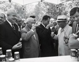 с чего ты взял  фотка всего лишь обрезана