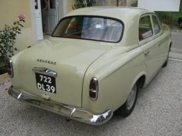 Согласен, это не дачное фото. Там на фото пежо 403, ситроен 2цв, и что-то очень похожее на симку. Все авто французские. Номер тоже очень похож на французский. Забор, сам вход, близость дороги, мебель, всё говорит о том что это кафе во Франции.