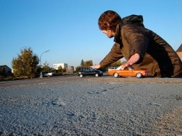 Почти на всех фото перспектива выставлена специально для увеличения размера кота, короче размер на фото преувеличен