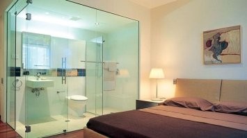 Ванна в спальне это мировой тренд для люксовых квартир. А особо извращенные дизайнеры делают и туалеты без дверей.