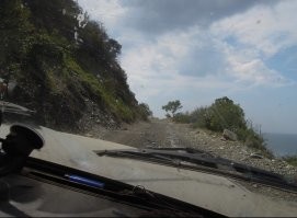 Да, дорога там, довольно страшная. 
Особенно в нескольких местах. 
Узко очень и обрыв, сразу "от колес" начинается. 

Извините, фоток самых узких мест нет. Не до фотографий там, знаете-ли...