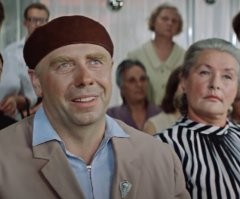 Он ещё и краповый берет носит)