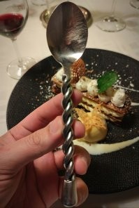 Какой неправильный прикус ! Ложку зубами царапают !