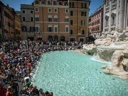 Реклама какая-то. Бывал я в некоторых местах из перечисленных - абсолютное разочарование после того,как видишь реал и сравниваешь с картинкой. 
И да,толпы  шумных туристов убивают напрочь всё очарование. Но ведь толпы туристов никогда не показывают на реальных фото. 
Отдельной строкой можно упомянуть, что разрекламированные места - это доильные аппараты для туристов. Под это заточено всё - от космических цен на еду\услуги до самых прозаичных карманников и мошенников.