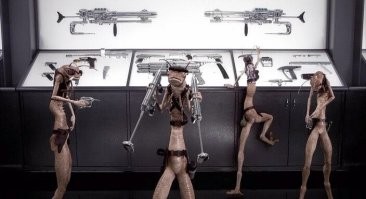 Судя по видео ИИ управляли эти ребята.