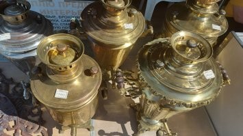 я себе приобрел современный.
хотел старинный, но с ним могут быть проблемы. не держать краник итд.
а приобрести старинный не проблема. на них цена от 15 т.руб