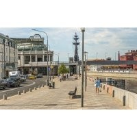 Нахера нужны 10-ти метровые тротуары? Там что, такие толпы людей гуляют, что разойтись не могут? Я смотрю, там и раньше не тесно было. Зато "пробку" организовали на ровном месте и гуляющие могут "наслаждаться" свежим выхлопом. А ещё можно сесть на лавочку, чтоб удобнее было наслаждаться видом "пробки".