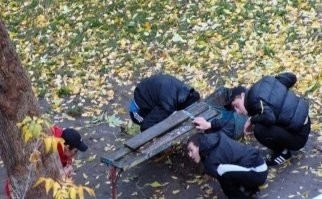 Ребята играют в геокэшинг