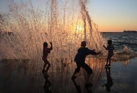 Был я в Севастополе, видел, как детвора развлекается,под волнами бегая..Это у них вид спорта такой.