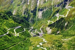 Тут проходит автодорога и железная дорога. Одна дорога идёт по перевалу Фурка (с него фото) и уходит дальше по ущелью вместе с ЖД, а справа вверх уходит вторая дорога - на перевал Гримсель.