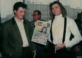 Интересно, а я один вижу это здоровенное желтое пятно на груди Маликова?