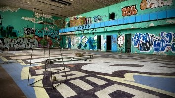 немного из личной коллекции - заброшенный спортзал в одном из заброшенных ДК (сорри за тафталогию) в СПб