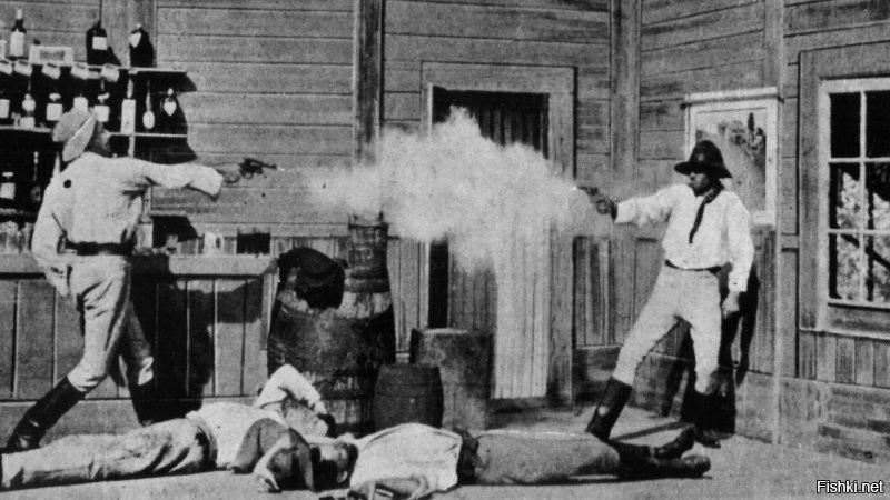 Самый ранний известный полнометражный фильм в мире был австралийского производства   "Подлинная история банды Келли" (1906, режиссёры Д. и Н. Тейт). В 1912-м году полиция запретила показ этого фильма, опасаясь его негативного воздействия на закон и порядок.
