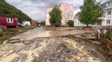 это пос Тюменский ,я там в конце июня был у родни.там одна улица,частного сектора нет,многоэтажки. Не хочу кидать камни(хотя нужно кинуть топор ) в адрес мчс,но эти идиоты приучили население к тому ,что оповещения (смс) по большой части ложные,для подстраховки и никто их в серьез не принимает,вот такой печальный факт.единственное на что обращают народ -оповещение сиреной.Сирену дали примерно около 6.00 утра, когда потоки воды уже тащили  автомобили  по поселку,то есть выходить на улицу было нельзя. На этом фото пустое место,две многоэтажки и рядом санаторий (с право)  северян,автомобилей в этом месте было порядка 50+  ,есть и люди без вести пропавшие