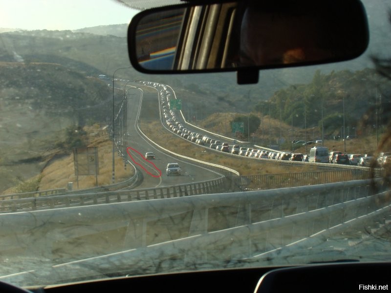 Где-то не прижилось, а где-то очень даже. В "земле обетованной", например, практически на всех трассах, да и просто на дорогах.