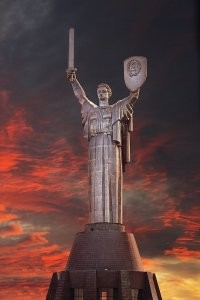 Куда делся герб СССР со щита киевской статуи Родина-мать?
