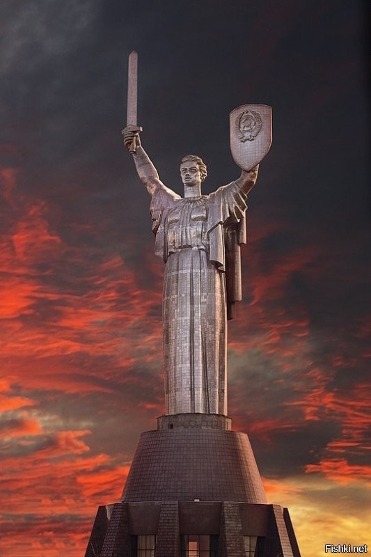 Куда делся герб СССР со щита киевской статуи Родина-мать?