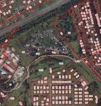 Снизу и справа дачные участки, как мы видим они стоят на учете в Росреестре, люди имеют их на законных остнованиях и оплачивают земельный налог.
В центре треугольником дома цыган, ни один участок не замежован, ибо цыгане и законодательство вещи несовместимые.
Собственно проблема в это месте не нова, народ уже обращался в районую администрацию, и получил такую вот занимательную отписку.

Тут подробнее можно прочитать: