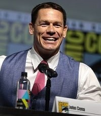 Материал из Википедии 
Джон Сина
John Cena
Настоящее имя	Джон Феликс Энтони Сина-младший[1]
Родился	23 апреля 1977[2][3] (46 лет)
Уэст-Ньюбери[d], Массачусетс
Гражданство	
 США
Супруга	Шай Шариатзаде (с 2020)
Карьера в рестлинге
Имена на ринге	Джон Сина
Прототип Доктор Криминальность
Объявляемый рост	185 см
Объявляемый вес	114 кг
Объявляемый из	Уэст-Ньюбери, Массачусетс
Обучение	
Кристофер Дэниелс
Майк Белл
Том Ховард
Дэйв Финли
Ohio Valley Wrestling
Дебют	5 ноября 1999
Логотип Викисклада Медиафайлы на Викискладе
Джон Феликс Энтони Си на-младший (англ. John Felix Anthony Cena Jr.;[1] род. 23 апреля 1977, Уэст-Ньюбери, Массачусетс, США)   американский рестлер, киноактёр, в прошлом рэпер. Он наряду с Риком Флэром имеет наибольшее количество мировых чемпионских титулов в истории рестлинга   шестнадцать.

С 2002 года выступает в WWE, где выиграл 25 чемпионских титулов, из них   16 мировых (13-кратный чемпион WWE и 3-кратный чемпион мира в тяжёлом весе). К тому же он 5-кратный чемпион Соединённых Штатов WWE и 4-кратный командный чемпион: 2 раза командный чемпион мира (по разу с Шоном Майклзом и Батистой) и 2 раза командный чемпион WWE (по разу с Дэвидом Отунгой и Мизом). Сина   победитель «Королевской битвы» 2008 и 2013 года, также Money In The Bank (2012). В 2000-х у Джона Сины второе по продолжительности чемпионство в WWE   380 дней (2006 2007). Рестлер занимает 4 место среди чемпионов по общей продолжительности чемпионства после Бруно Саммартино, Халка Хогана и Боба Бэклунда. Его карьера в рестлинге была неоднозначно воспринята критиками и зрителями: хвалили его работу над персонажем и мастерство речи, но критиковали за чрезмерное лоббирование и чрезмерное присутствие на экране по сравнению с другими рестлерами[4][5].

Карьера Сины в кино началась с фильма «Морской пехотинец» (2006) и продолжилась в картинах «Девушка без комплексов» (2015), «Фердинанд» (2017), «Секса не будет!!!» и «Бамблби» (оба 2018). Он снялся в фильме «Форсаж 9» и сыграл роль Миротворца в фильме «Отряд самоубийц: Миссия навылет» (оба 2021) и в сериале «Миротворец» (2022). За пределами своей работы в сфере развлечений Сина известен участием в многочисленных благотворительных акциях, в частности, в фонде Make-A-Wish, где он исполнил больше всего желаний больных детей   более 650[6].