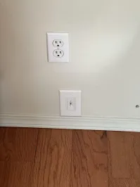 Вот здесь бы пояснительную бригаду... Розетка для прокладки проводов сквозь стены? Это что за странная необходимость прокладывать провод в одном и том же месте, да ещё так часто, что даже специальную розетку для этого пришлось ставить?