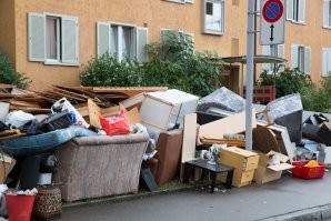 Это скорее всего Sperrmüll. В Германии есть определённые дни, когда жители могут выставить на улицу негабаритный мусор. Мебель, доски, старые обои в пластиковых мешках и т. п. Мусор увозится бесплатно.