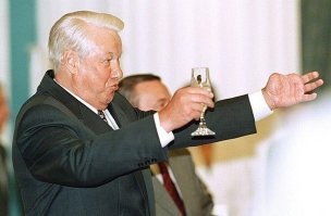 Кажется, я знаю, чей это палец. Второй уехал в Германию Шольцу.