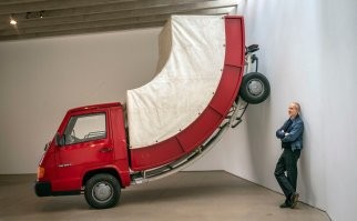 Была новость(могу и ошибаться), что этого мужика, когда он так эту машину прислонил к дому на улице, оштрафовали "за парковку в неположенном месте"