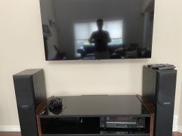 А ларчик просто открывался.  В это для подвешенного телевизора, для кабеля HDMI.  Чтобы "сопли" не тянулись ни к кабельному ящику, ни к усилителю или ресиверу.  Внутренние стены в Северной Америке полые, без утеплителя.  В них удобно прокладывать кабели.  Кабели эти низковольтные, так что никакого кабелепровода не требуется.