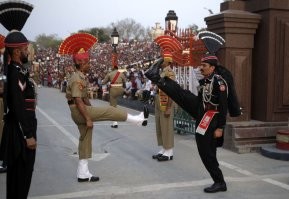 Для тех, кто не понимает, что тут происходит. В рекламе пародируется церемония смены караула в пункте пропуска Вагах на пакистано-индийской границе.