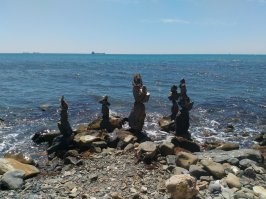 Июль 2019. Сфотографировал где-то между Туапсе и скалой Киселёва. Людей рядом не было, кто сложил не знаю. Забавно, если кто узнает своё творчество.