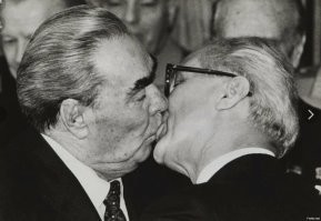 Леонид Брежнев и Эрик Хонеккер после просмотра фильма "Бриллиантовая рука"