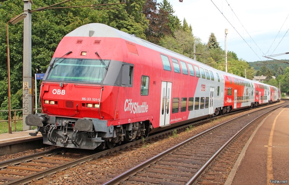 В Германии много разных поездов, начиная от региональных, ходящих между городами до комфортных скоростных. 
Вот фото регионального, двухэтажного, пару сотен км можно проехать свободно.