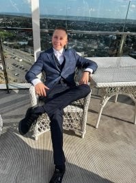 Хотел высказать своё мнение, но в итоге решил просто скопировать сюда вот этот крик души. Папеньки и маменьки, решившие подарить своему сыночке модную игрушку -- читайте очень внимательно. 

10 июля в микрорайоне Ровки городского округа Чехов похоронили 15-летнего Максима Дробышева. Двумя днями ранее подросток разбился во время поездки с подругой на питбайке, об этом рассказывал «Чехов Вид». Отец ребёнка, Андрей Дробышев, во время похорон сына обратился к его сверстникам с призывом отказаться от опасного увлечения. Текст приводится целиком.

"Максим был не только прекрасным сыном и внуком, он был отличным другом. Сегодня вас – друзей, одноклассников, товарищей по футбольной и ватерпольной командам, да и просто знакомых и приятелей Максима, собралось здесь не меньше 400 человек! Более тысячи комментариев и слов поддержки мы получили в социальных сетях. Это главное свидетельство того, что Максим умел дружить, любить, помогать и быть рядом.

Нашему горю невозможно найти успокоение. Это утрата, которая будет жить в нас до самых последних дней. Но из нашего горя можно извлечь урок! И это должны сделать все вы! Каждый из вас обязан понять, как дорога жизнь, и осознать, как легко её потерять.

Не допускайте ошибок, подобных той, что совершил Максим. Не заставляйте своих родителей горько плакать и проклинать судьбу. Ваши питбайки – это зло, которое рано или поздно способно привести каждого к подобному исходу.

Мы с матерью не смогли обуздать гормоны и адреналин Максима, которые будоражили его на протяжении долгого времени. Мы не смогли сказать ему твердое «нет» и запретить всё то, что считали опасным. Теперь мы видим и чувствуем цену такой ошибки. Нашего мальчика больше нет.

Но вы ещё можете отказаться от ваших смертельно опасных игр. Я призываю всех и каждого, кто считал себя другом Максима, сдать нам в гараж на ответственное хранение ваши питбайки. Период полового созревания – один из самых сложных в жизни людей. Сохраните себя и свои семьи, поменяйте своё опасное хобби, проживите этот отрезок молодости в здравии и безопасности. Успейте повзрослеть и стать ответственными...".