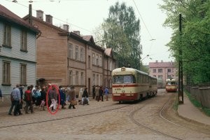 Человек в розовых коротких джинсах и кросах Nike?