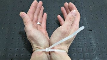 Скоро во всех машинах Германии. Оттащил, привязал к дереву, чтобы не убегал и пошел за следующим. Пользуйтесь :)