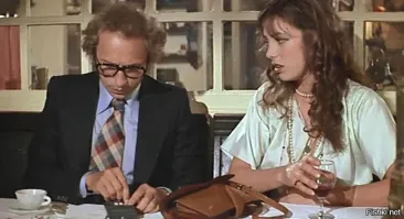 "Он начинает сердиться" (1974), режиссер Клод Зиди, комедия с Пьером Ришаром и Джейн Биркин в главных ролях 
Вышла на экраны СССР в 1983 году, фильм посмотрели 27 млн. советских зрителей.
«Не упускай из виду», режиссер Клод Зиди - французский комедийный фильм 1975 года, тоже с Пьером Ришаром и Джейн Биркин в главных ролях. 
Премьера картины в СССР состоялась в феврале 1979 года. 
Лидер советского проката 1979 года - 28,9 миллиона зрителей. 
На мой взгляд, один из лучших фильмов с Ришаром. Рекомендую.