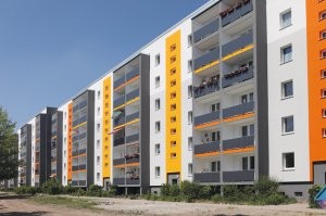 Снос этажей - это лишь один из вариантов санирования по-немецки.

Обычно используется в городках, где позакрывались все некогда градообразующие крупные предприятия, которые и строили эти жилые кварталы и теперь там попросту некому жить.

Там же, где спрос есть, просто обкладывают дом снаружи утеплителем (см. фото 1), а иногда еще и сносят старые балконы, пристраивая снаружи вместо них новые, размером побольше, но уже из металла, а не из бетона (см фото 2).

Внутри не меняется ничего. Окромя отработавших свой срок инженерных коммуникаций, сантехники,  электрической проводки и т.д. Вся планировка остается прежней.

Вот в этой серии, на фото, кухня имеет размер 4 кв м. и размещена аккурат посередине (внутри) квартиры, не имея окна. Сортир - совмещенный. Вне зависимости от числа комнат (их может быть и 4).

Ну и красят снаружи, это само-собой.
