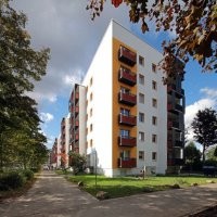 Снос этажей - это лишь один из вариантов санирования по-немецки.

Обычно используется в городках, где позакрывались все некогда градообразующие крупные предприятия, которые и строили эти жилые кварталы и теперь там попросту некому жить.

Там же, где спрос есть, просто обкладывают дом снаружи утеплителем (см. фото 1), а иногда еще и сносят старые балконы, пристраивая снаружи вместо них новые, размером побольше, но уже из металла, а не из бетона (см фото 2).

Внутри не меняется ничего. Окромя отработавших свой срок инженерных коммуникаций, сантехники,  электрической проводки и т.д. Вся планировка остается прежней.

Вот в этой серии, на фото, кухня имеет размер 4 кв м. и размещена аккурат посередине (внутри) квартиры, не имея окна. Сортир - совмещенный. Вне зависимости от числа комнат (их может быть и 4).

Ну и красят снаружи, это само-собой.