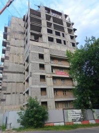 У нас наоборот - этажи надстраивают. По адресу Измайловский проезд 22 к 1 над хрущёвкой возводят ещё многоэтажку, окружив предварительно её со всех сторон опорами. Причем без выселения жильцов. 
Присмотритесь к снимку - что это прячется внутри бетона. А это она и есть - кирпичная 5-тиэтажка. У жильцов выше пятого этажа будет лифт и независимые коммуникации. А у нижних - все старое + галерея вокруг дома. По сути - отдельный дом над домом. 
С парковкой там итак проблема, а будет втрое больше, парковку никто строить не собирается. И дороги никто расширять не собирается, из района итак уже выехать стало сложно, а будет - совсем ж*па...
