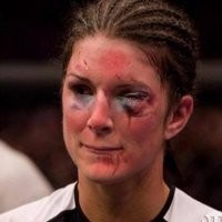 Женщины с трудом отстояли себе право быть на равных с мужчинами в UFC.
Теперь они удовлетворены: