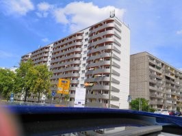 А это пример реновации старых панельных домов в Десау. Спереди уже реновированный, а сзади ещë в первозданном виде.