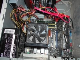 Лет семь назад нашёл на помойке офигенную материнку ASUS P5Q-E. Это наверное вершина 775 сокета!
Заказал на Алике проц Xeon X5472. Материнка поддерживает 1600 шину. Нашёл мегакулер для всего этого, заказал так же на Алике две планки оперативы по 2 гига, воткнул GTX560 и отвёз всё это в деревню играться в отпуске.
В процессе выяснилось, что два слота на матери работают с ошибками. При том на одном канале.  Ну, думаю, вот и причина, почему материнка оказалась на помойке. Да и фиг с ним. Простенькие игры тянула и хорошо.
Но всё же, 4 гига - это 4 гига. Нынче это даже для офисного компа мало.
Недавно попалась мне материнка от Гигов, тоже такая полулюксовая, с поддержкой 1600 шины и 4 слотами оперативы. Купил на Авито гостку оперативы за 500 рублей, протестировал всё дома на проце Xeon L5420 и отправился в отпуск. Проц из сокета вынимать не стал, чтобы ножки на материнке не повредить при транспортировке.
Приехал, всё тут же собрал в корпус - не работает!
Разобрал, стал ковыряться на столе, различные конфигурации из того, что у меня было на руках. В итоге запустился старый ASUS с новым (для него) процессором L5420.
Как выяснилось позже, глюканул БП. Видимо за год без работы подсохли конденсаторы. После десятка включений он вышел на свой боевой режим и проблем более не доставлял.
И тут что-то дёрнуло меня проверить оперативу.  А она во всех слотах без ошибок отработала! Вот и получается, что несколько лет во всех бедах материнку винил, а в итоге дохлый контроллер памяти в Х5472.
Всем, кто дочитал, спасибо. В отпуске делать особо нечего. Сейчас на озеро пойду с удочкой сидеть :).